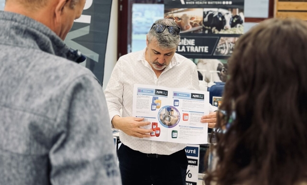 Formation technique Armosa auprès de professionnels de l'élevage pour présenter des solutions professionnelles adaptées à leurs besoins.