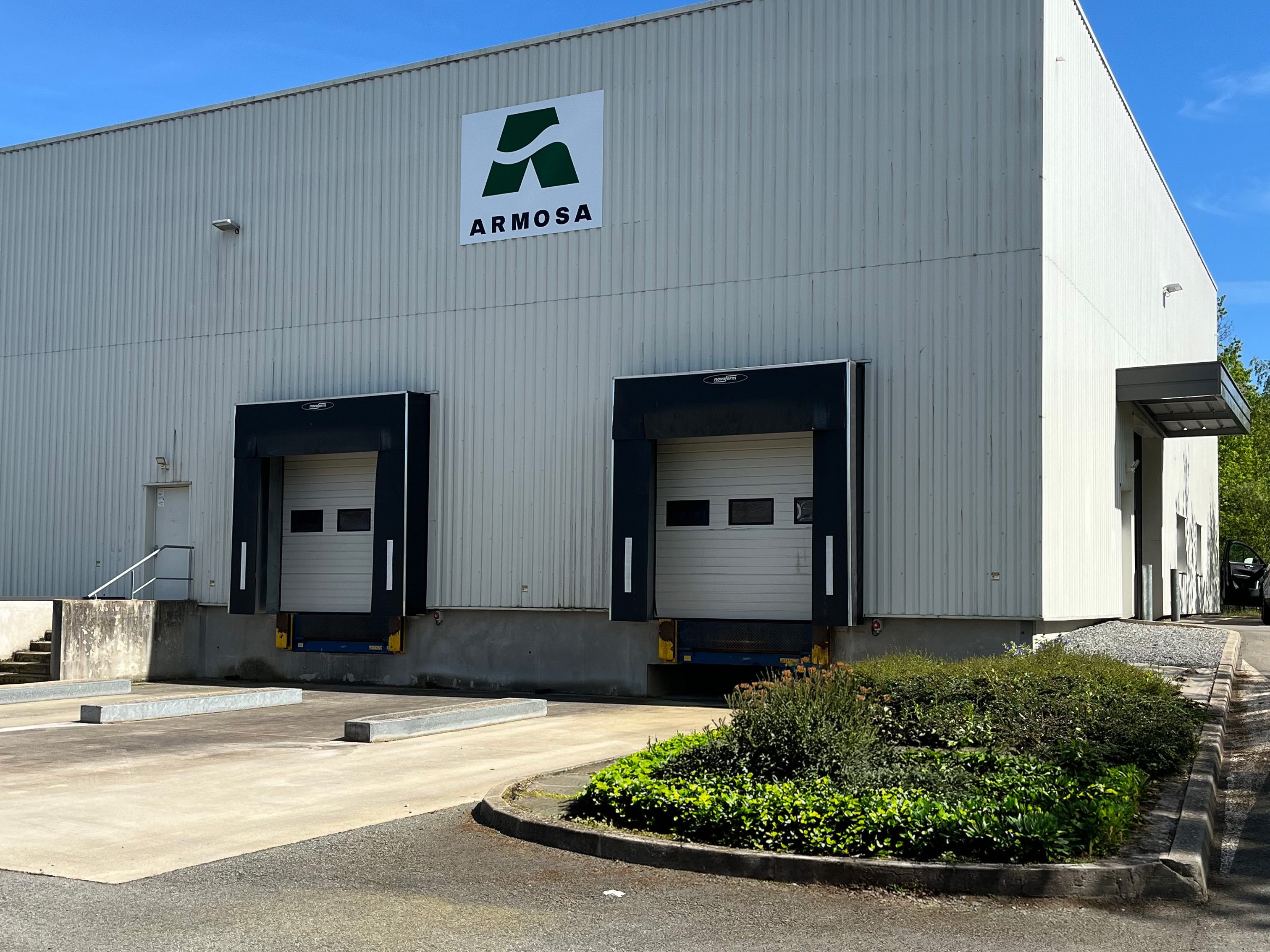 Entrepôt d'Armosa à Laval au service des professionnels de l'élevage, dédié aux solutions de biosécurité, d'hygiène et de nutrition animale.